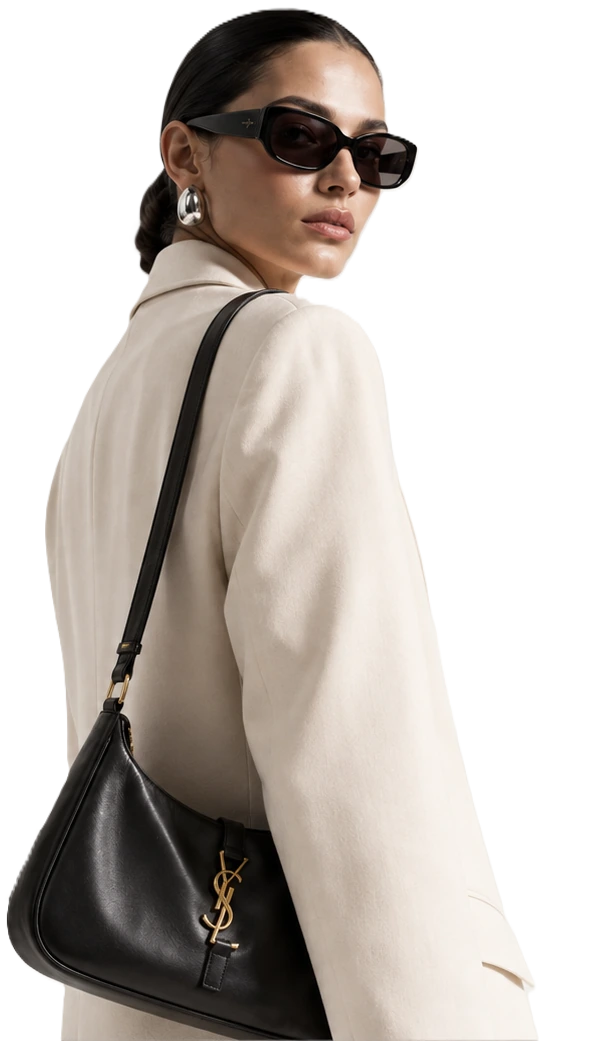 Modelo com blazer off-white e bolsa preta